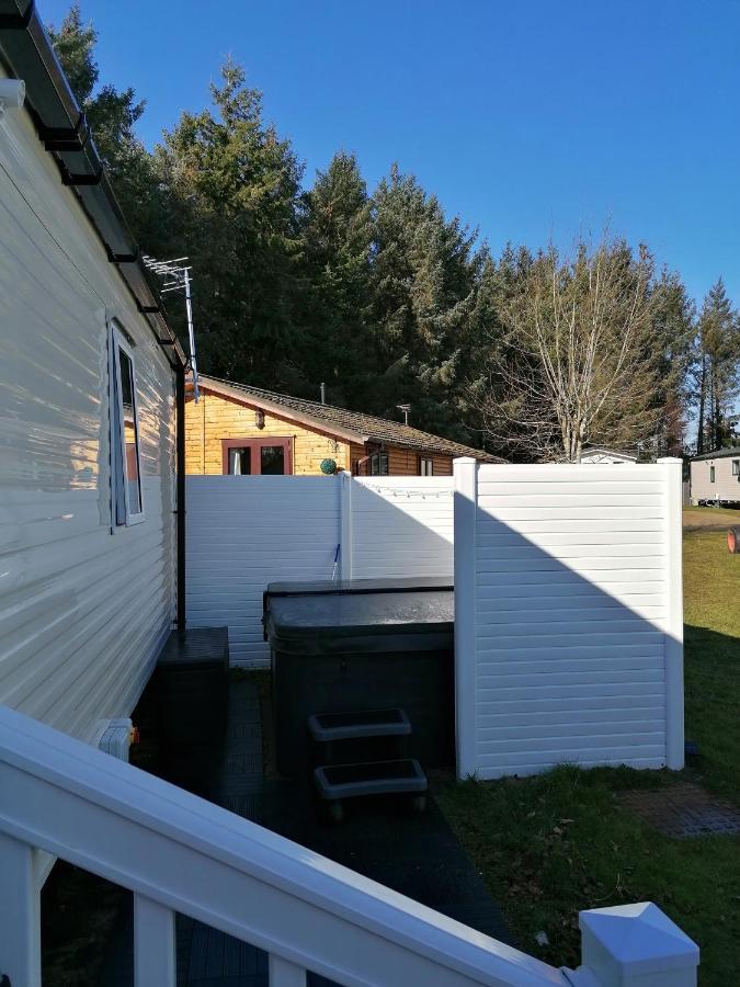 The Kalos Retreat - Hot Tub Lodge With Free 18 Hole Golf Course Swarland Exterior photo